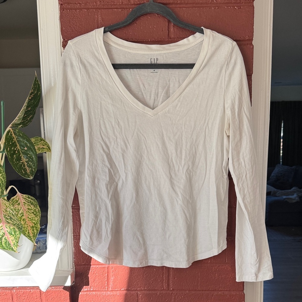 GAP Women's White V-Neck Long Sleeve Tee